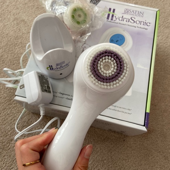 Electric facial Cleansing Brush - Picture 3 of 5